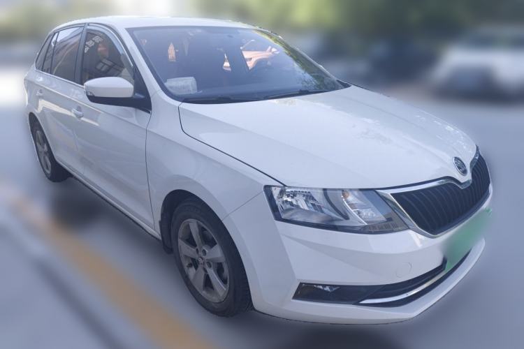 Used Skoda Rapid Spaceback 2018 1.6L Automatic Comfort Edition Front Right 45 Deg