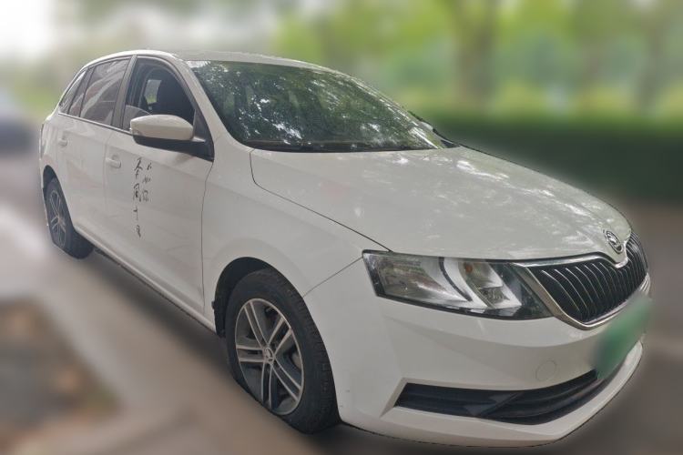 Used Skoda Rapid Spaceback 2018 1.6L Manual Standard Edition Front Right 45 Deg