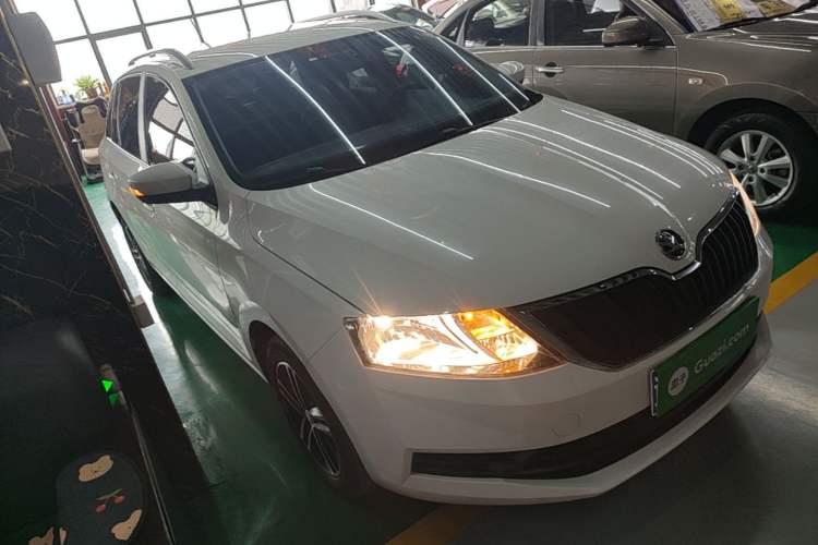Used Skoda Rapid Spaceback 2018 1.4L Manual Standard Edition Front Right 45 Deg