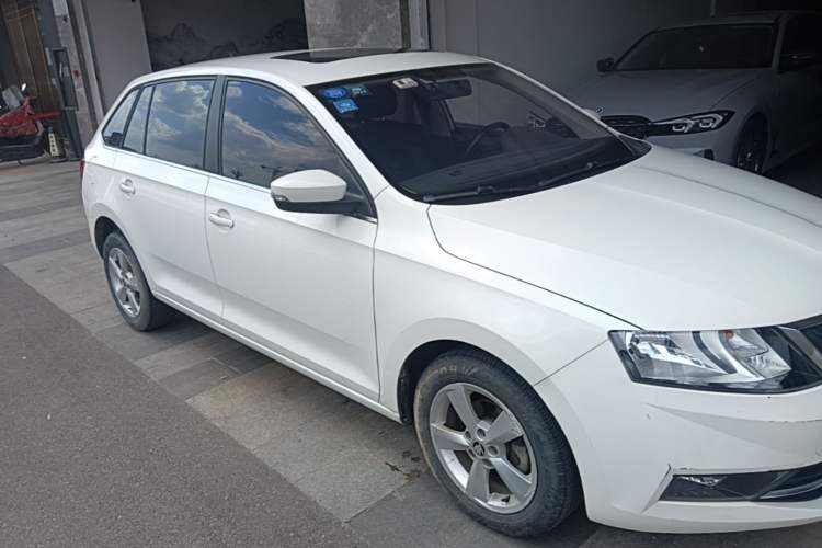 Used Skoda Rapid Spaceback 2018 1.6L Automatic Comfort Edition Front Right 45 Deg