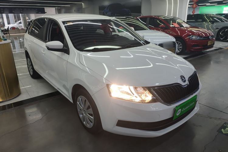 Used Skoda Rapid Spaceback 2018 1.6L Automatic Standard Edition Front Right 45 Deg