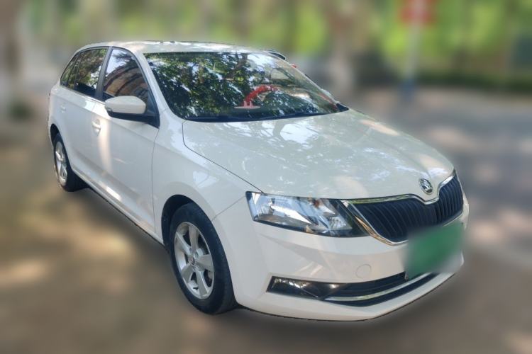 Used Skoda Rapid Spaceback 2018 1.6L Automatic Comfort Edition Front Right 45 Deg