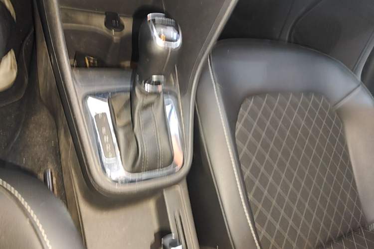 Used Skoda Rapid Spaceback 2018 1.6L Automatic Comfort Edition Gear Lever
