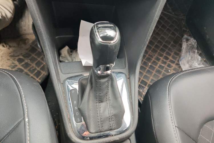 Used Skoda Rapid Spaceback 2018 1.6L Automatic Comfort Edition Gear Lever