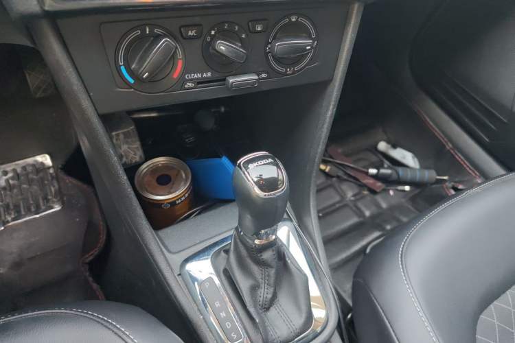 Used Skoda Rapid Spaceback 2018 1.6L Automatic Comfort Edition Gear Lever