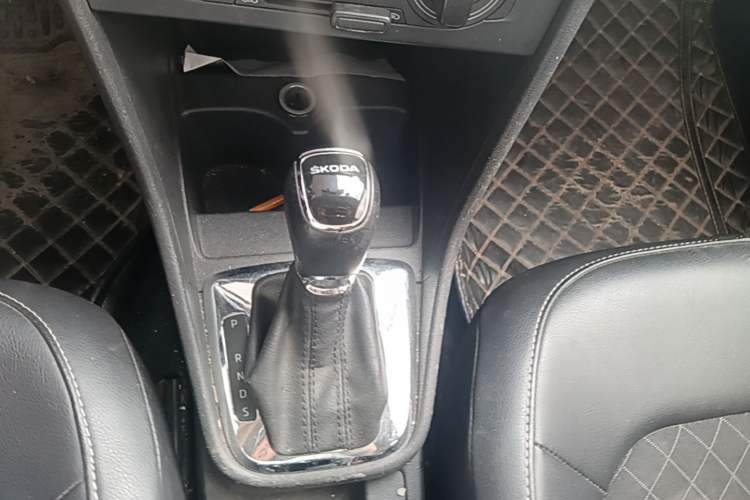 Used Skoda Rapid Spaceback 2018 1.6L Automatic Comfort Edition Gear Lever
