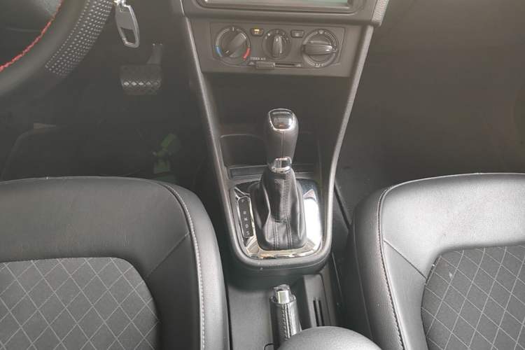 Used Skoda Rapid Spaceback 2018 1.6L Automatic Comfort Edition Gear Lever