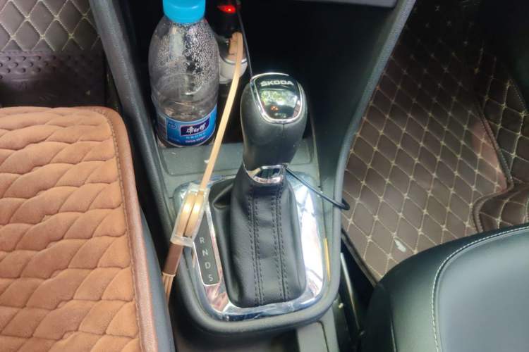 Used Skoda Rapid Spaceback 2018 1.6L Automatic Comfort Edition Gear Lever