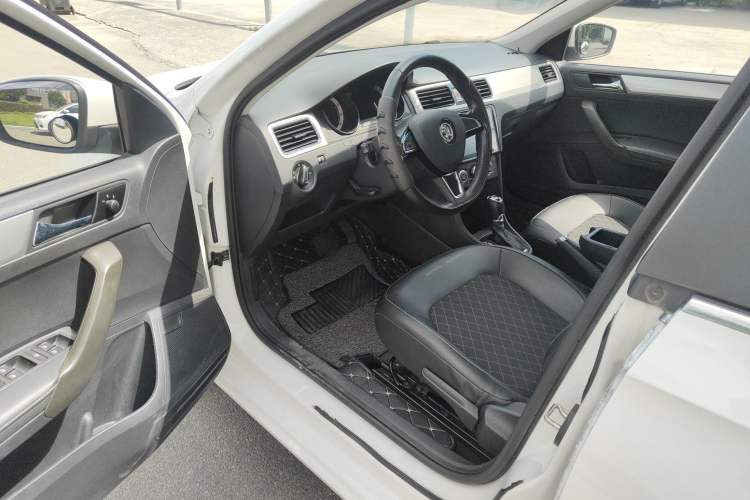 Used Skoda Rapid Spaceback 2018 1.6L Automatic Comfort Edition Interior 2