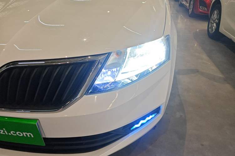 Used Skoda Rapid Spaceback 2018 1.4L Manual Standard Edition Left Front Headlight