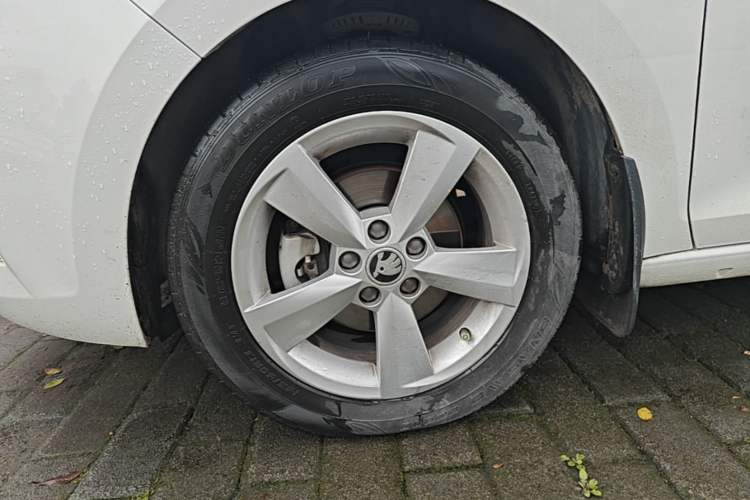 Used Skoda Rapid Spaceback 2018 1.6L Automatic Comfort Edition Left Front Wheel Hub
