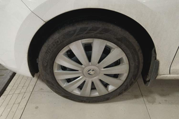 Used Skoda Rapid Spaceback 2018 1.6L Manual Standard Edition Left Front Wheel Hub