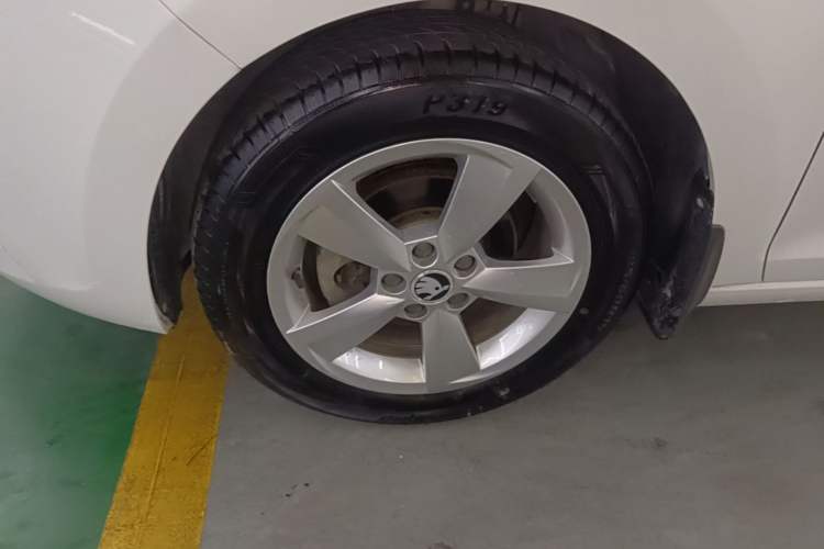 Used Skoda Rapid Spaceback 2018 1.6L Manual Comfort Edition Left Front Wheel Hub