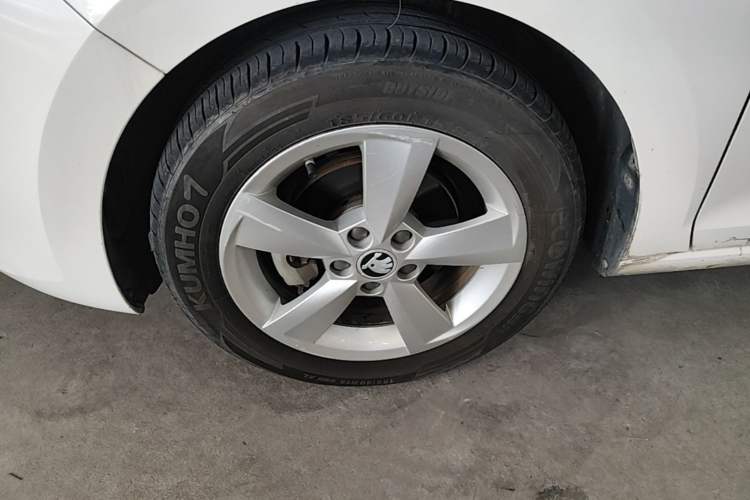 Used Skoda Rapid Spaceback 2018 1.6L Automatic Comfort Edition Left Front Wheel Hub