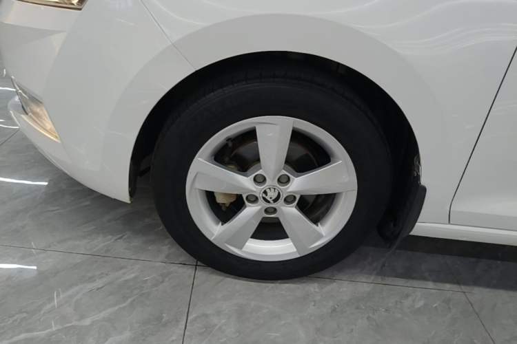 Used Skoda Rapid Spaceback 2018 1.6L Automatic Comfort Edition Left Front Wheel Hub
