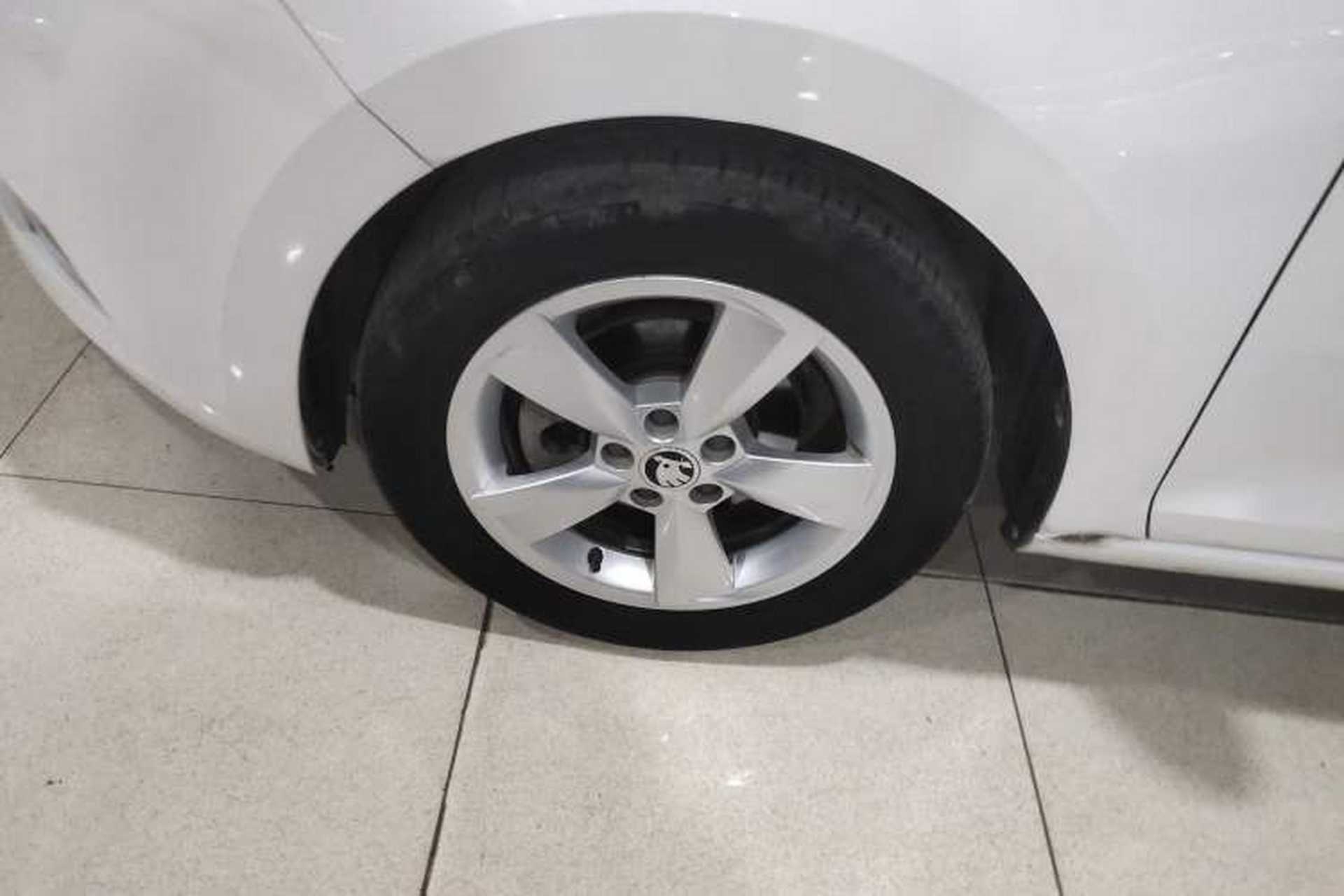 Used Skoda Rapid Spaceback 2018 1.6L Automatic Comfort Edition Left Front Wheel Hub