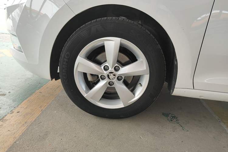 Used Skoda Rapid Spaceback 2018 1.6L Automatic Comfort Edition Left Front Wheel Hub
