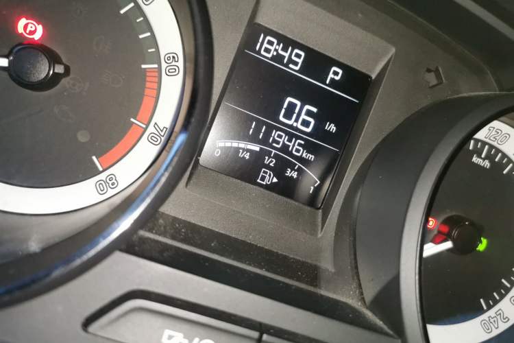 Used Skoda Rapid Spaceback 2018 1.6L Automatic Comfort Edition Odometer Close Up