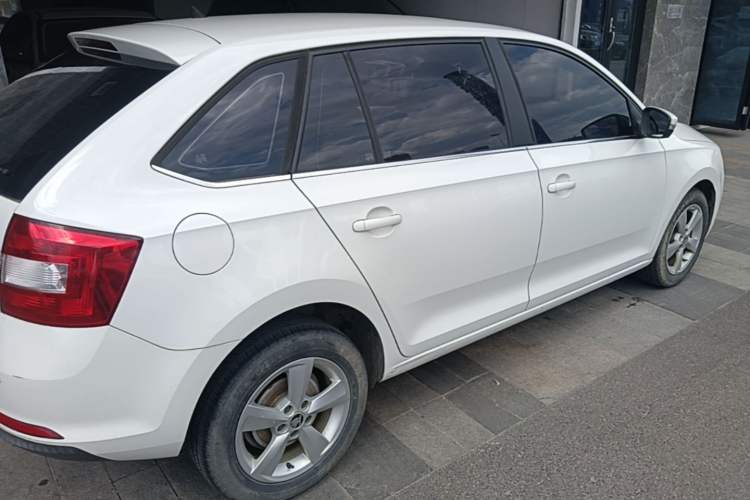 Used Skoda Rapid Spaceback 2018 1.6L Automatic Comfort Edition Rear Right 45 Deg