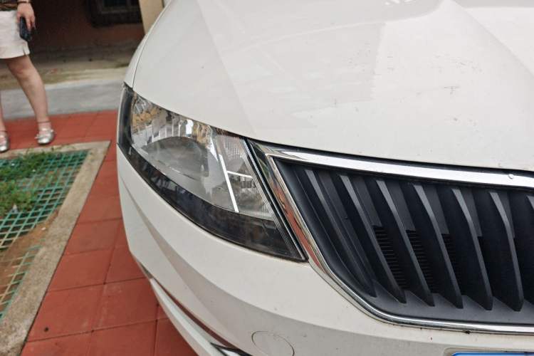 Used Skoda Rapid Spaceback 2018 1.6L Manual Comfort Edition Right Front Headlight