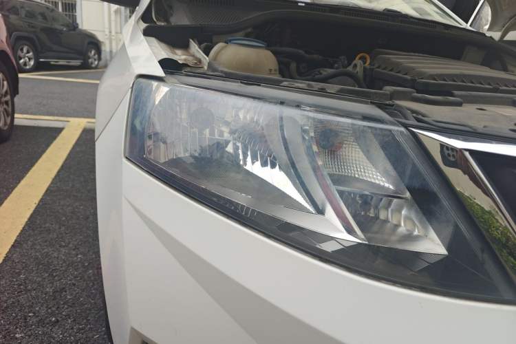 Used Skoda Rapid Spaceback 2018 1.6L Automatic Comfort Edition Right Front Headlight