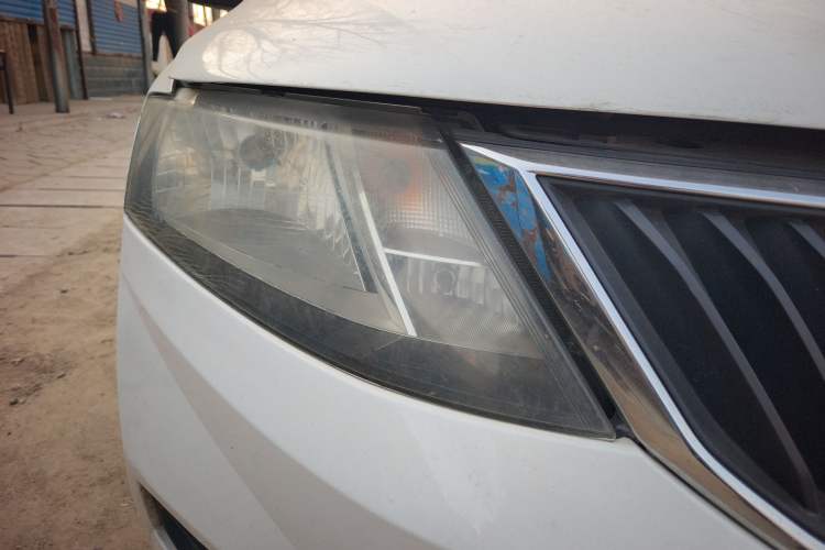 Used Skoda Rapid Spaceback 2018 1.6L Manual Standard Edition Right Front Headlight