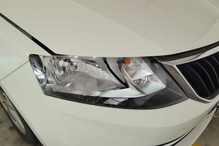Used Skoda Rapid Spaceback 2018 1.6L Manual Comfort Edition Right Front Headlight