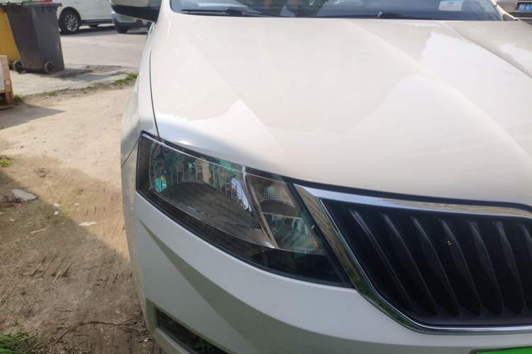 Used Skoda Rapid Spaceback 2018 1.6L Automatic Comfort Edition Right Front Headlight