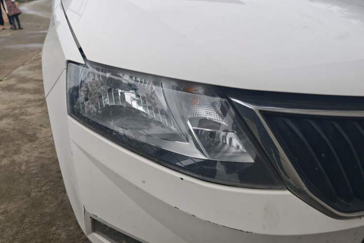 Used Skoda Rapid Spaceback 2018 1.6L Automatic Comfort Edition Right Front Headlight