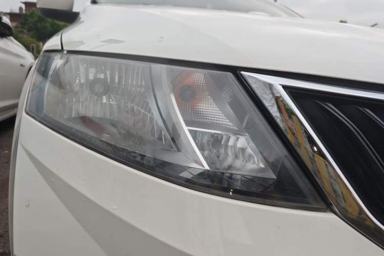 Used Skoda Rapid Spaceback 2018 1.6L Automatic Comfort Edition Right Front Headlight