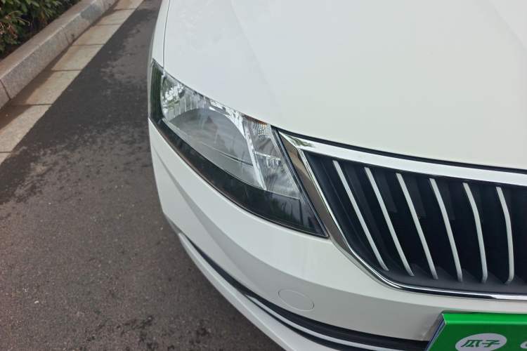 Used Skoda Rapid Spaceback 2018 1.6L Manual Standard Edition Right Front Headlight
