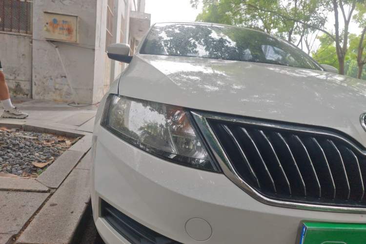 Used Skoda Rapid Spaceback 2018 1.6L Manual Standard Edition Right Front Headlight