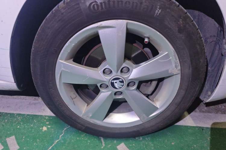 Used Skoda Rapid Spaceback 2018 1.6L Automatic Comfort Edition Right Front Wheel Hub