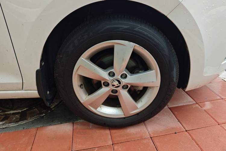 Used Skoda Rapid Spaceback 2018 1.6L Manual Comfort Edition Right Front Wheel Hub