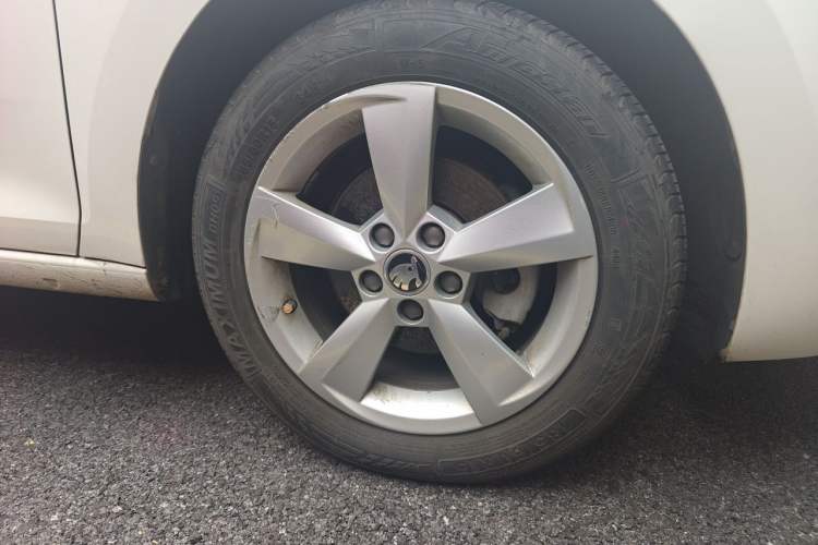 Used Skoda Rapid Spaceback 2018 1.6L Automatic Comfort Edition Right Front Wheel Hub
