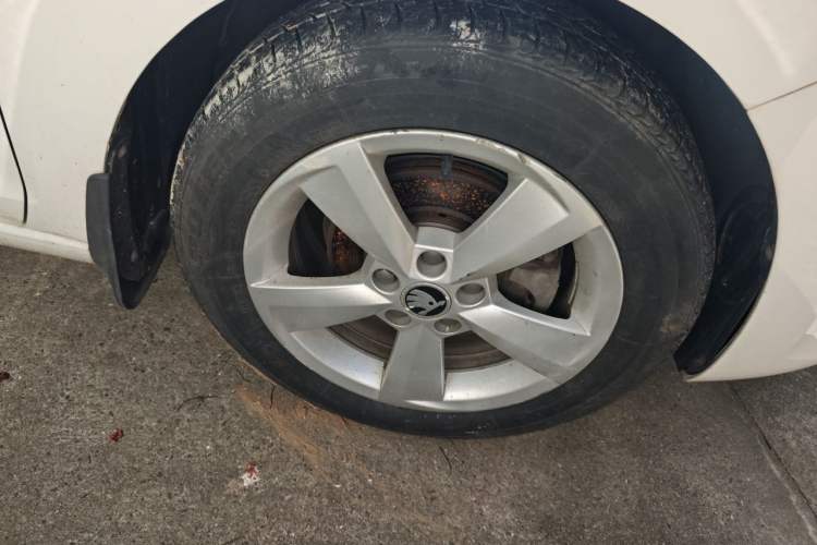 Used Skoda Rapid Spaceback 2018 1.6L Automatic Comfort Edition Right Front Wheel Hub