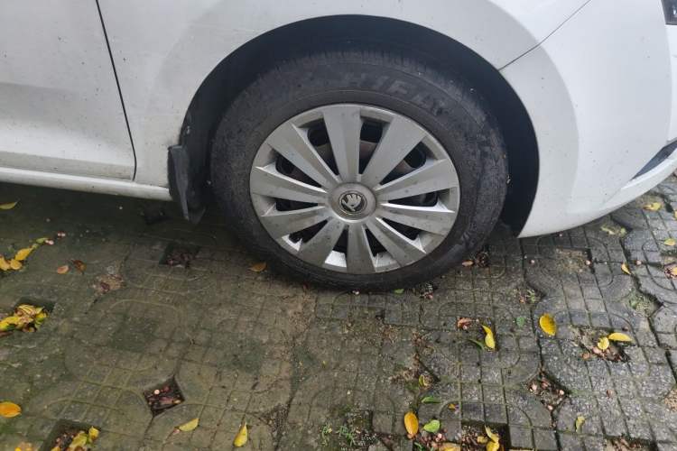 Used Skoda Rapid Spaceback 2018 1.6L Automatic Standard Edition Right Front Wheel Hub