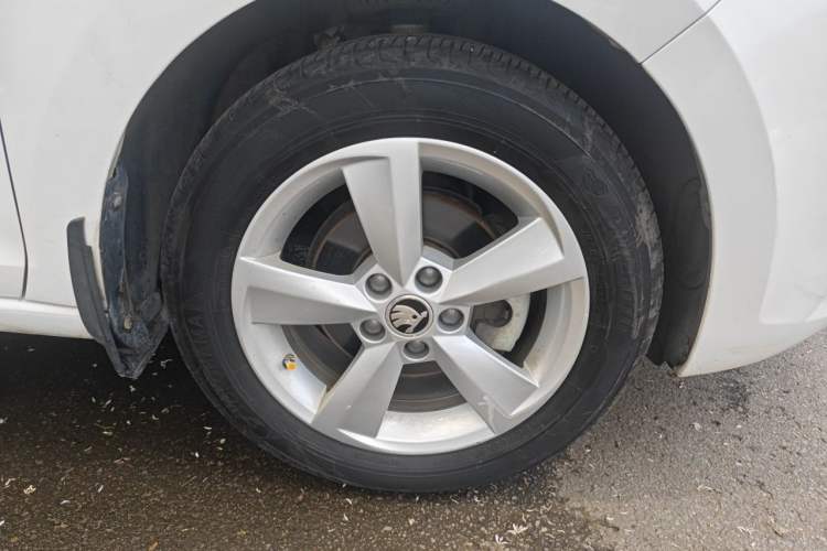 Used Skoda Rapid Spaceback 2018 1.6L Automatic Comfort Edition Right Front Wheel Hub