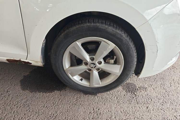 Used Skoda Rapid Spaceback 2018 1.6L Manual Comfort Edition Right Front Wheel Hub