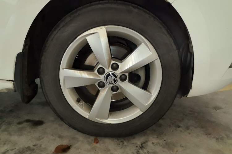 Used Skoda Rapid Spaceback 2018 1.6L Manual Comfort Edition Right Front Wheel Hub