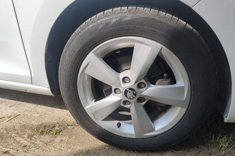 Used Skoda Rapid Spaceback 2018 1.6L Automatic Comfort Edition Right Front Wheel Hub