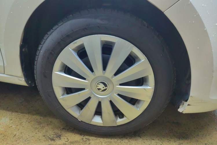 Used Skoda Rapid Spaceback 2018 1.4L Manual Standard Edition Right Front Wheel Hub