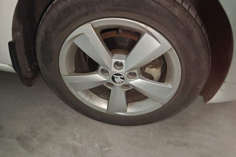 Used Skoda Rapid Spaceback 2018 1.6L Manual Comfort Edition Right Front Wheel Hub