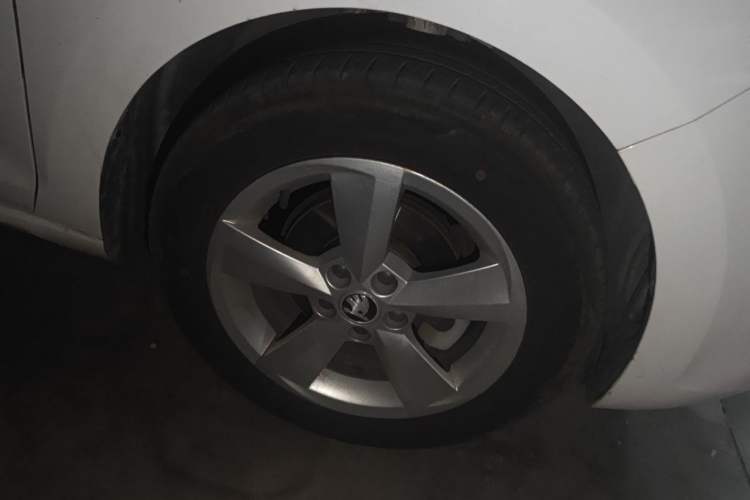 Used Skoda Rapid Spaceback 2018 1.6L Automatic Comfort Edition Right Front Wheel Hub