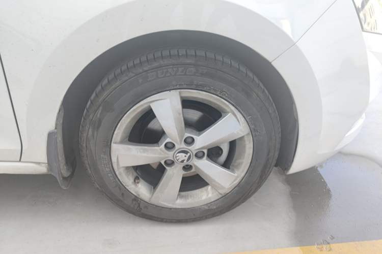 Used Skoda Rapid Spaceback 2018 1.6L Automatic Comfort Edition Right Front Wheel Hub