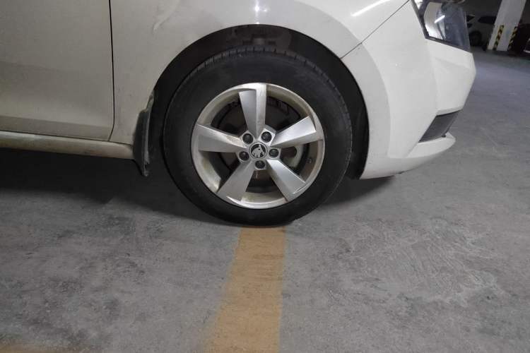 Used Skoda Rapid Spaceback 2018 1.6L Automatic Comfort Edition Right Front Wheel Hub