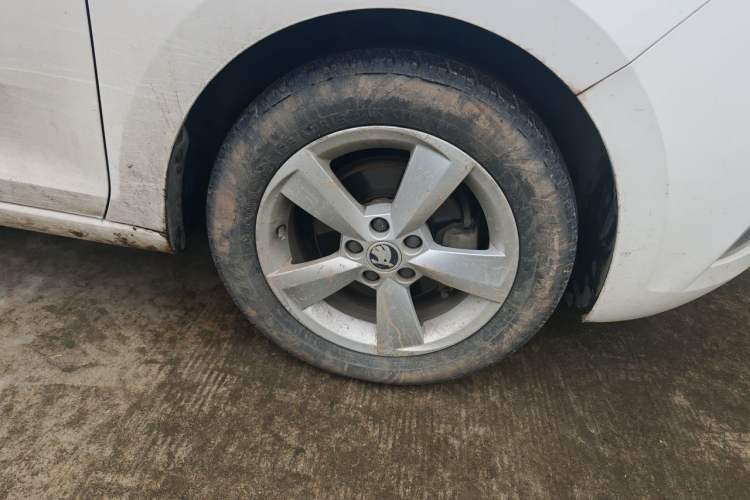 Used Skoda Rapid Spaceback 2018 1.6L Automatic Comfort Edition Right Front Wheel Hub