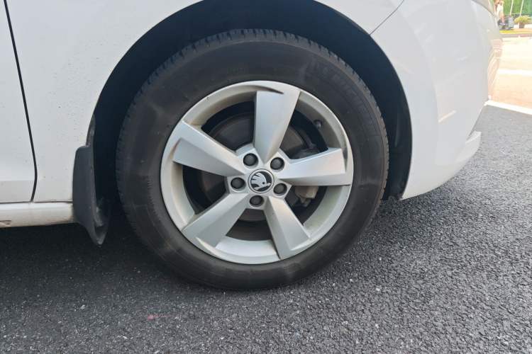 Used Skoda Rapid Spaceback 2018 1.6L Automatic Comfort Edition Right Front Wheel Hub