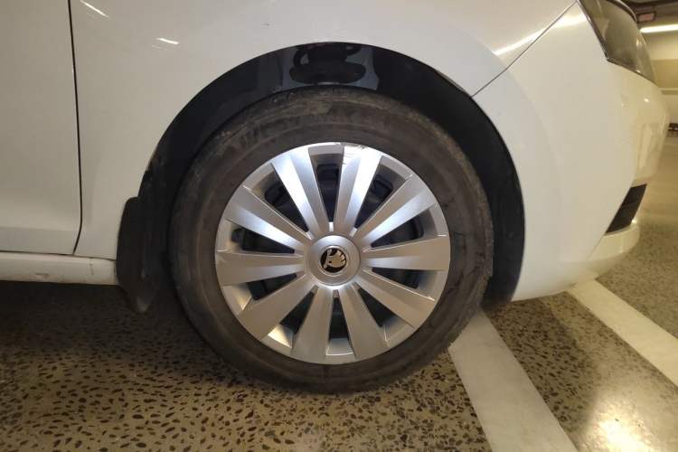 Used Skoda Rapid Spaceback 2018 1.6L Manual Standard Edition Right Front Wheel Hub