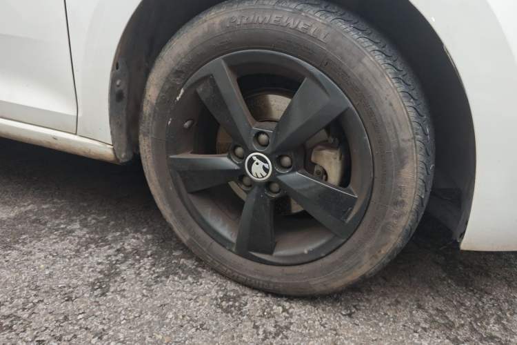 Used Skoda Rapid Spaceback 2018 1.6L Automatic Comfort Edition Right Front Wheel Hub